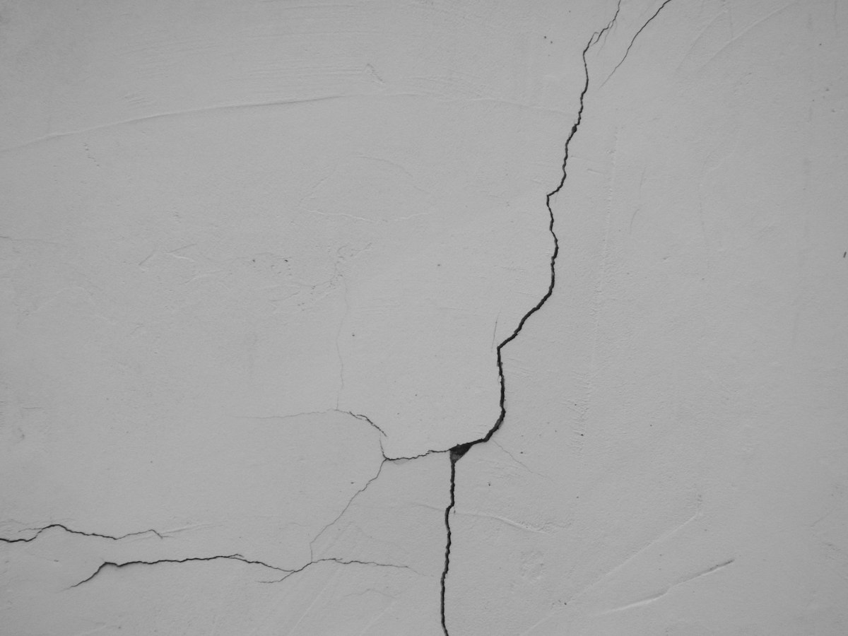 Grieta en una pared de una vivienda reformada en León