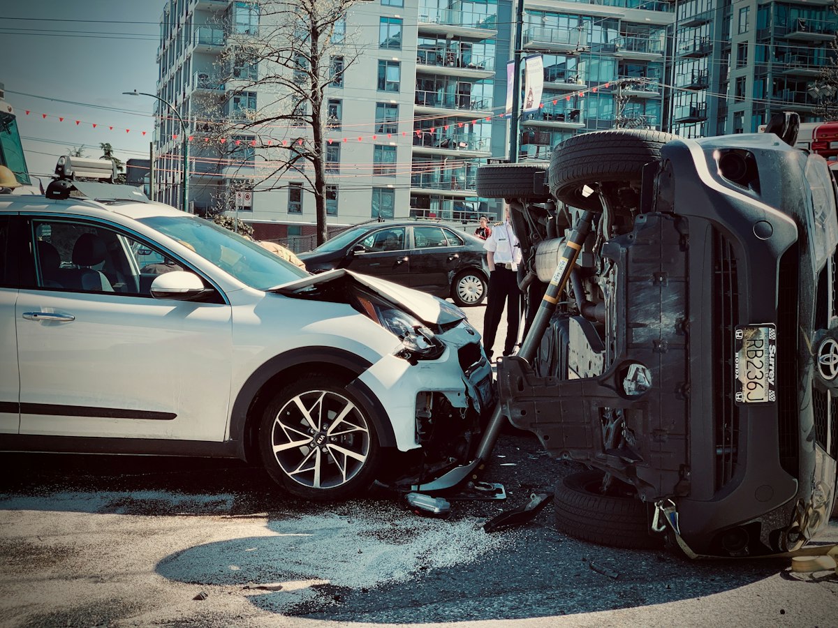Coche con daños tras un accidente de tráfico en León