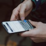 Perito informatico pantalla de un movil con mensajes de cha – PERITOS JUDICIALES