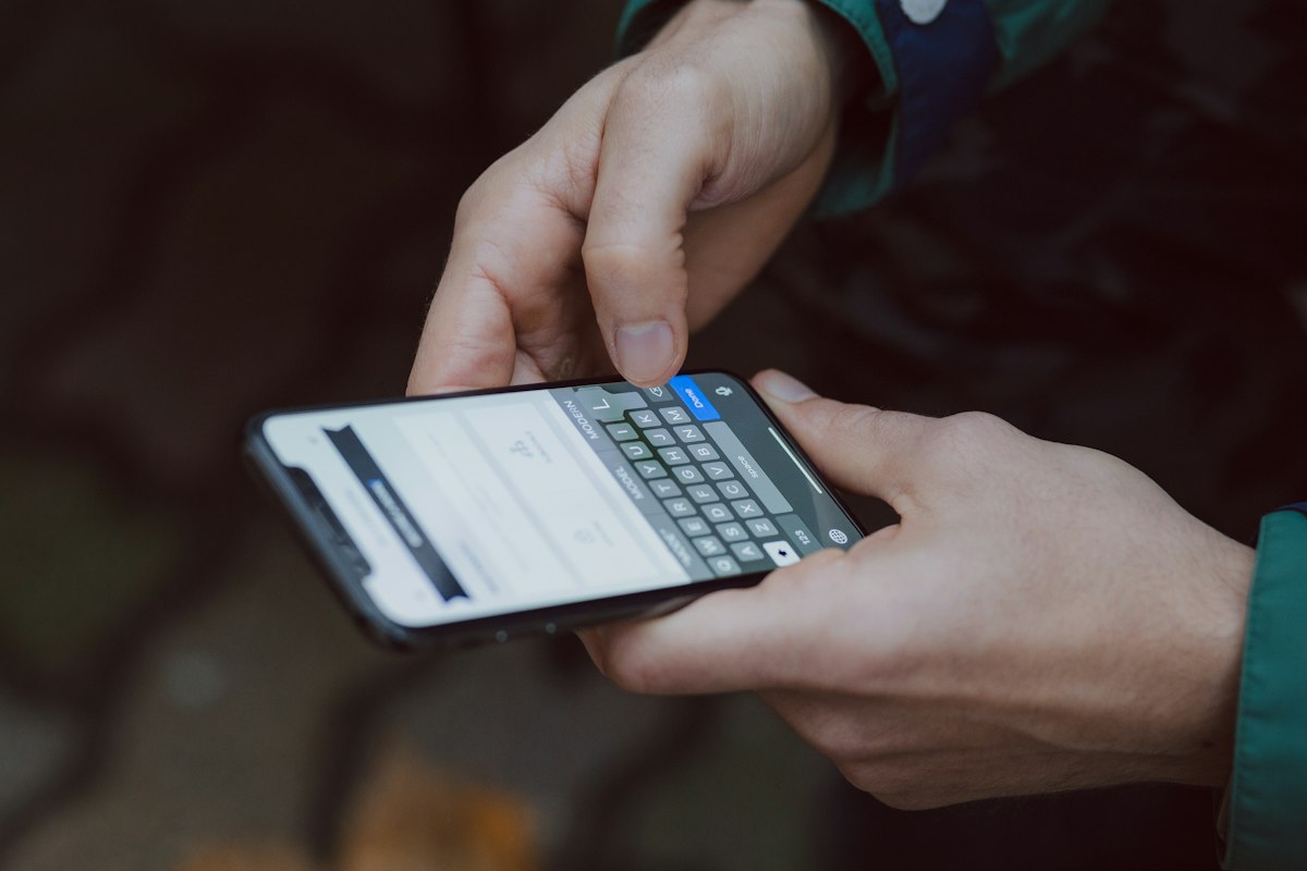 Handybildschirm mit WhatsApp-Nachrichten