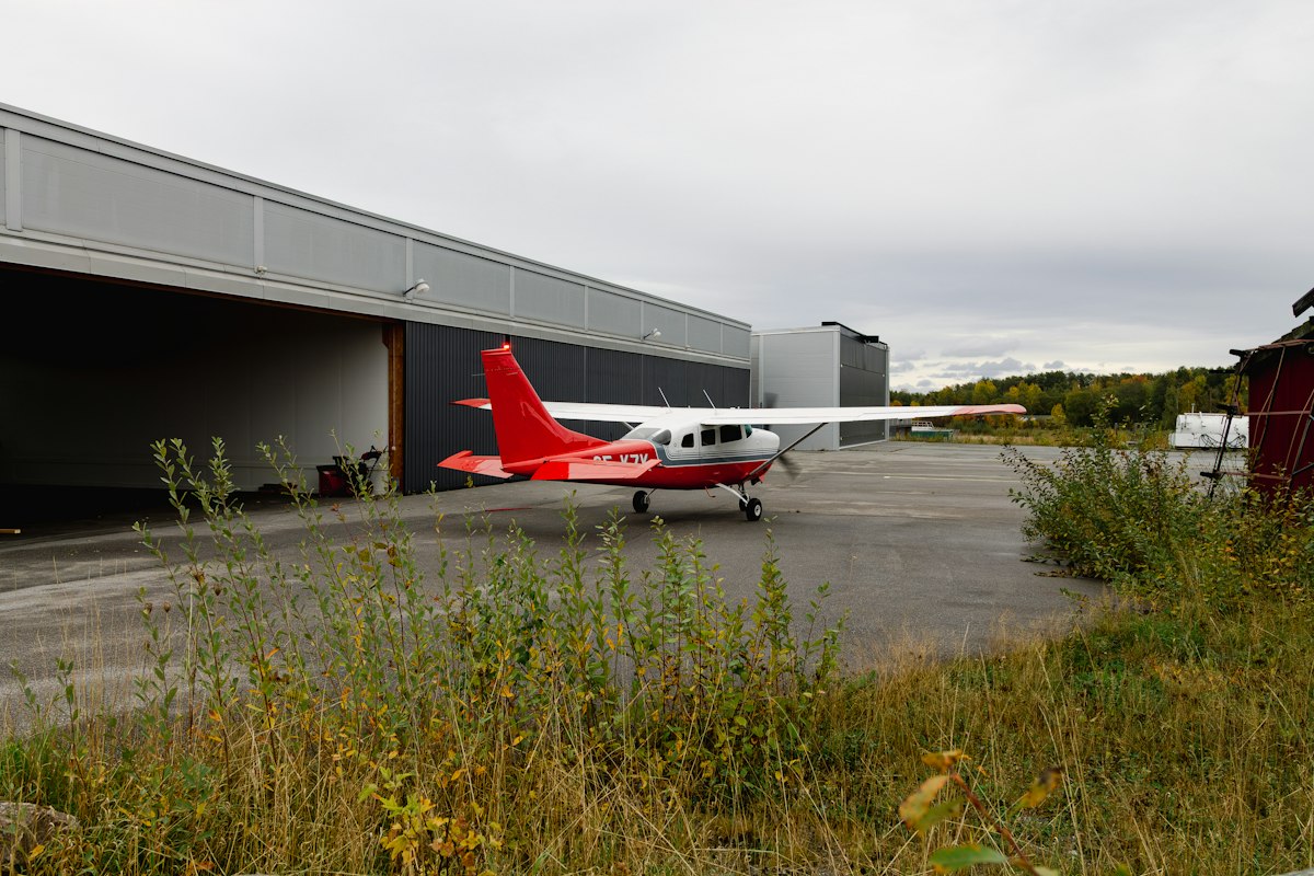 Kleinflugzeug in einem Hangar