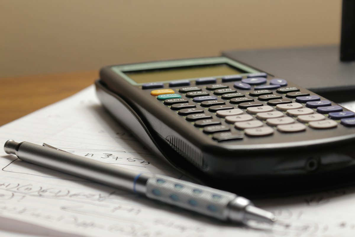 Taschenrechner und Finanzgrafiken für ein wirtschaftliches Gutachten